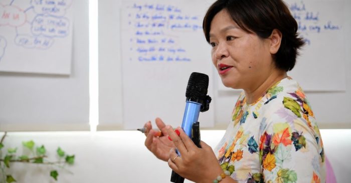 Cha mẹ nóng giận có thể khiến trẻ học theo phản ứng tiêu cực. Tìm hiểu cách kiểm soát cảm xúc và đồng hành cùng con.