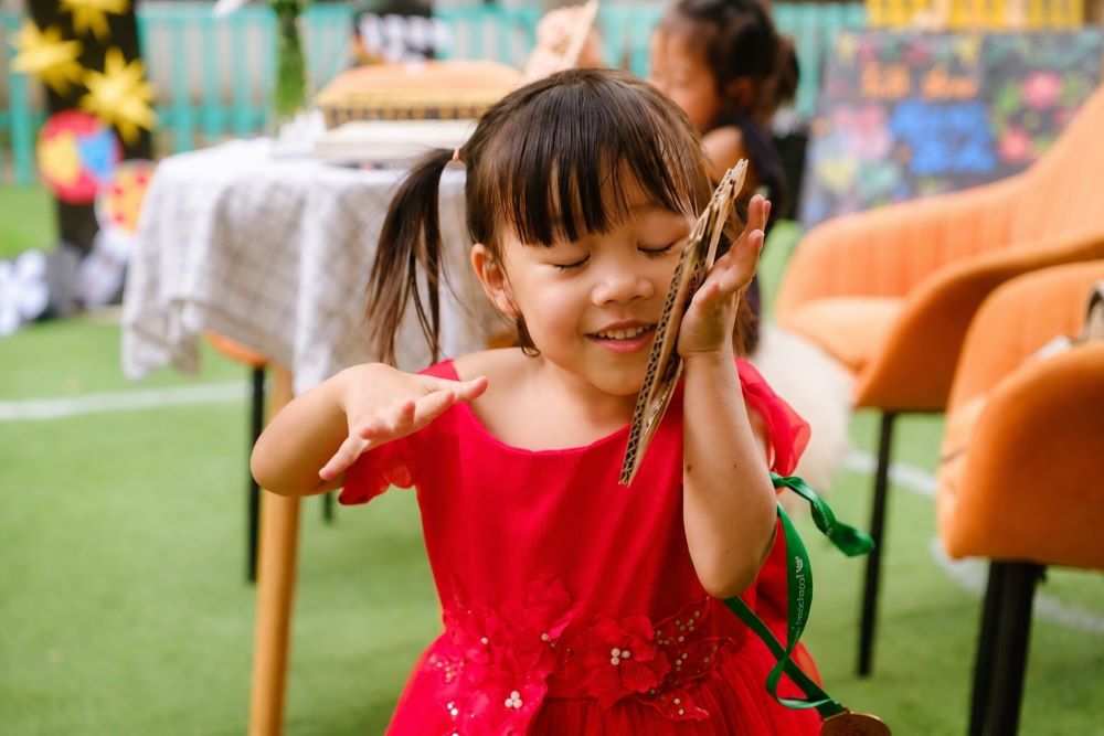 Cha mẹ nóng giận, la mắng có thể khiến trẻ học theo cách phản ứng tiêu cực. Tìm hiểu cách người lớn điều hòa cảm xúc để giúp trẻ bình tĩnh.