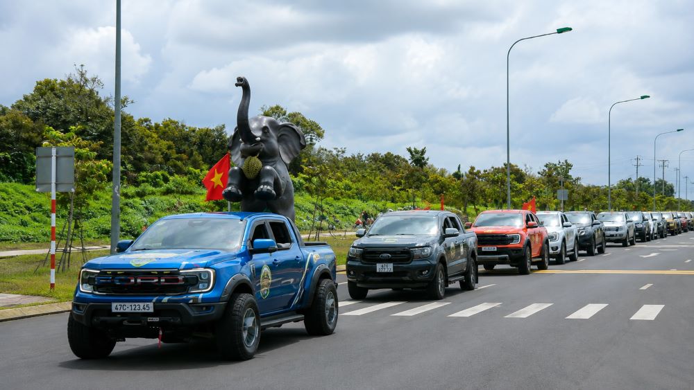 Đoàn xe chở sầu riêng tại Đắk Lắk gây chú ý khi 525 xe bán tải cùng diễu hành, xác lập kỷ lục Guinness thế giới.