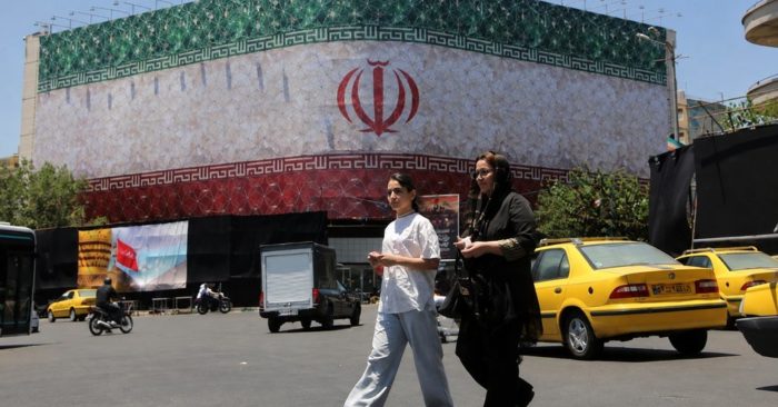 Ông Trump có thể tăng sức ép kinh tế lên Iran bằng cách trừng phạt dầu mỏ, ngân hàng Trung Quốc và siết hoạt động thương mại.