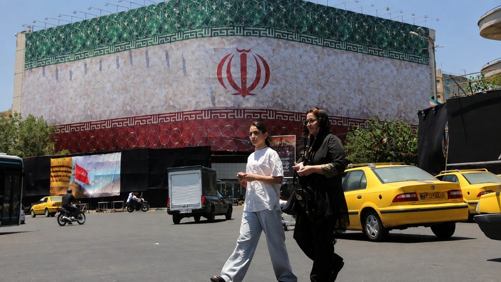 Ông Trump có thể tăng sức ép kinh tế lên Iran bằng cách trừng phạt dầu mỏ, ngân hàng Trung Quốc và siết hoạt động thương mại.