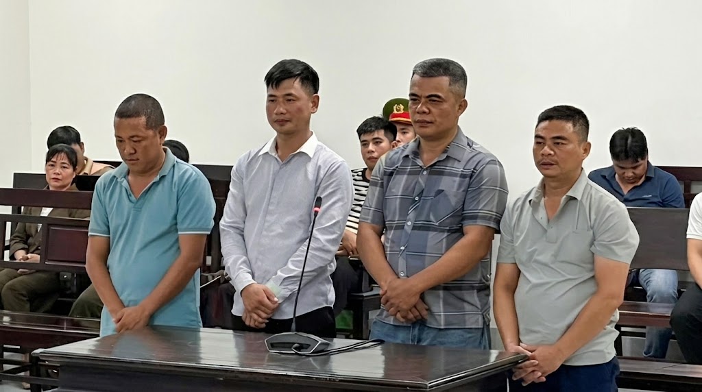 Chủ nhà cùng các đồng phạm hầu xây dựng vì hành vi ẩn hổ trong khoảng bí mật trên nóc xe khách để vận hành trái phép từ Lào về Việt Nam.