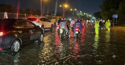 Mưa lớn cuối giờ chiều nhấn chìm nhiều tuyến phố Long Biên Hà Nội