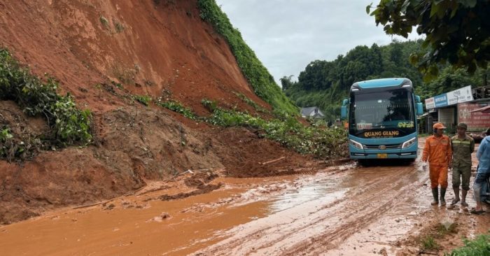 Mưa lớn kéo dài gây sạt lở nghiêm trọng trên Quốc lộ 2 qua xã Yên Phú, gây ách tắc giao thông. Xem ngay diễn biến và phương án khắc phục