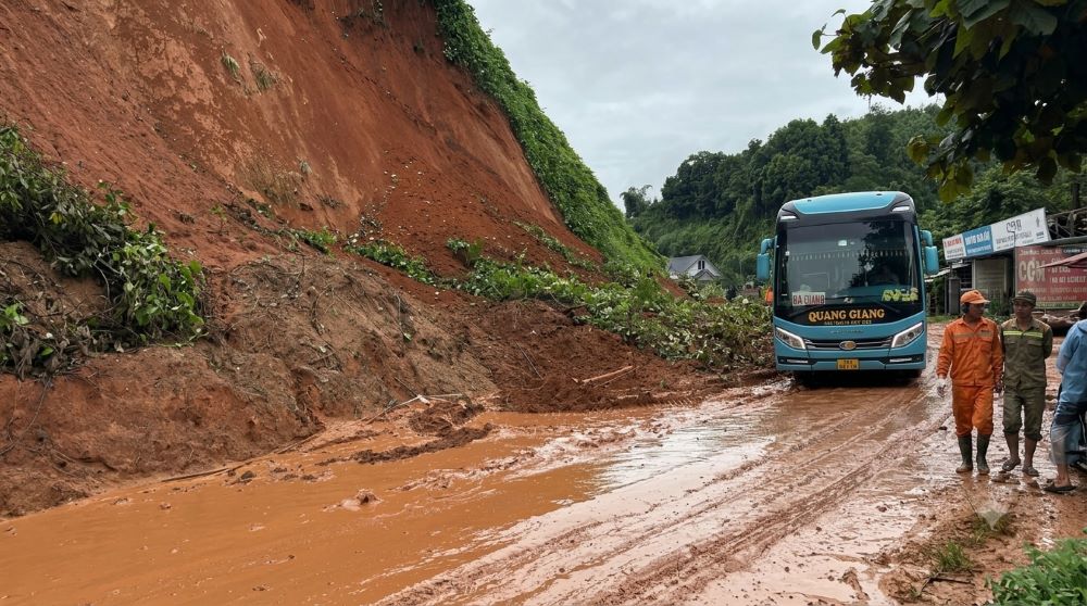Mưa lớn kéo dài gây sạt lở nghiêm trọng trên Quốc lộ 2 qua xã Yên Phú, gây ách tắc giao thông. Xem ngay diễn biến và phương án khắc phục