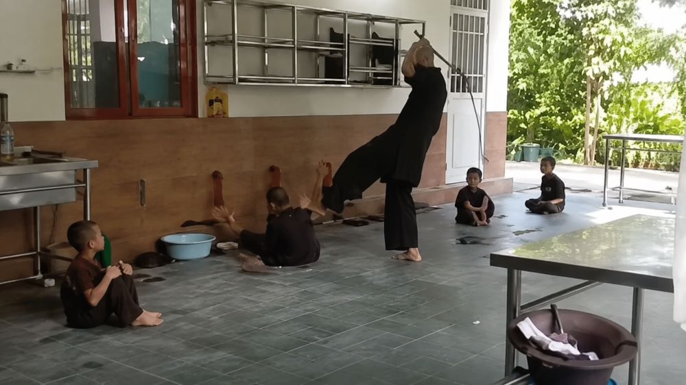 Chiếc roi làm từ cành cây được bện cầu kỳ được dùng để đánh các cháu bé tại chùa Bầu, Phú Thọ. Vụ việc đang được cơ quan chức năng xử lý.