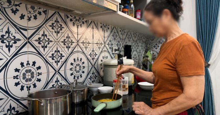 Cụ bà 70 tuổi lên Hà Nội làm giúp việc, kiếm 8 triệu đồng mỗi tháng và tích cóp tiền dưỡng già, không muốn trở thành gánh nặng cho con cháu.