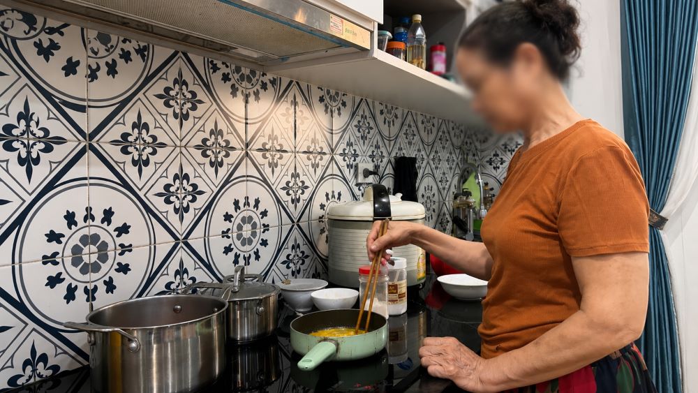 Cụ bà 70 tuổi lên Hà Nội làm giúp việc, kiếm 8 triệu đồng mỗi tháng và tích cóp tiền dưỡng già, không muốn trở thành gánh nặng cho con cháu.