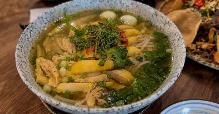 Ẩm thực Việt Nam ngày càng được yêu thích tại Toronto, Canada, với những món truyền thống như phở, bún riêu, bún bò Huế góp phần lan tỏa văn hóa Việt.