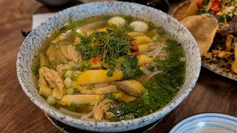 Ẩm thực Việt Nam ngày càng được yêu thích tại Toronto, Canada, với những món truyền thống như phở, bún riêu, bún bò Huế góp phần lan tỏa văn hóa Việt.