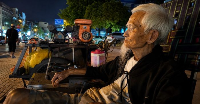 91 tuổi, cụ Hoàng ở TP.HCM vẫn bơm xe để lo cho gia đình bệnh tật
