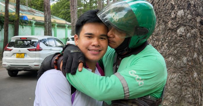 Nam sinh trong cái ôm ở cổng trường đỗ ngành Y