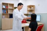 Nữ sinh 14 tuổi liệt mặt sau một đêm nằm điều hòa lạnh sâu