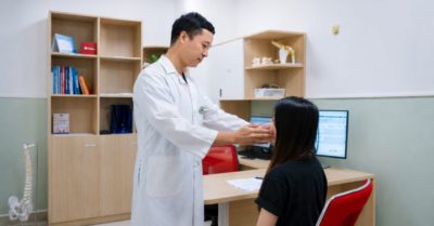 Nữ sinh 14 tuổi liệt mặt sau một đêm nằm điều hòa lạnh sâu