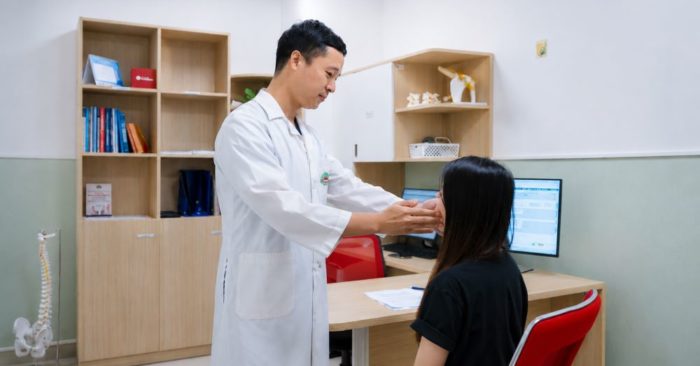 Nữ sinh 14 tuổi liệt mặt sau một đêm nằm điều hòa lạnh sâu