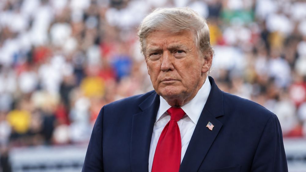 Ông Trump cảnh báo các nước hỗ trợ Iran sẽ đối mặt với trừng phạt và hậu quả kinh tế nghiêm trọng. Đọc ngay những tuyên bố mới nhất.