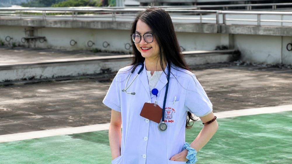 Nữ sinh Minh Hiền từ vừa đủ điểm đỗ Y Hà Nội sau 6 năm vươn lên trở thành thủ khoa đầu ra Trường Đại học Y Hà Nội năm 2026.