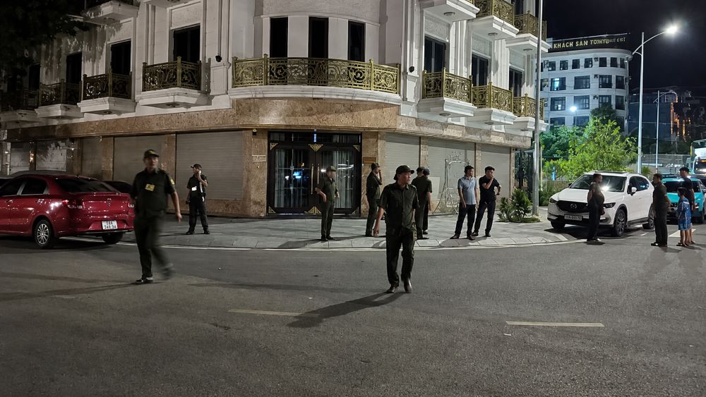 Lực lượng công an và kiểm sát viên xuất hiện tại nhà Hải Sapa TV ở Lào Cai, thu hút sự chú ý của nhiều người dân.
