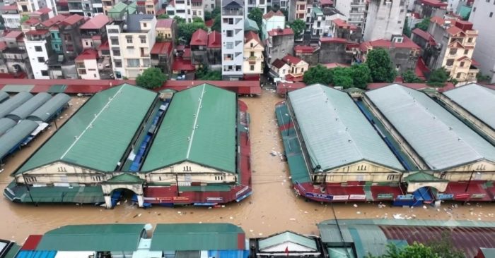 Đá lăn vào nhà, nước lũ vượt báo động 3 ở Lạng Sơn