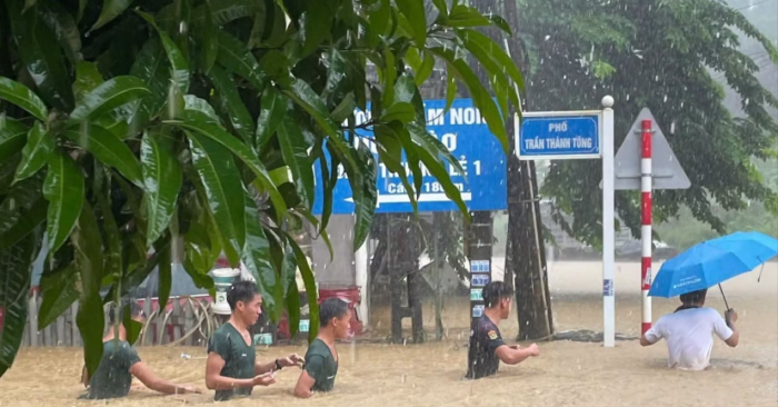 Mưa lớn nhấn chìm nhiều tuyến đường Lào Cai, nước dâng cao hơn một mét