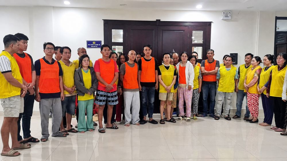 Cảnh sát đột kích 11 địa điểm, triệt phá đường dây cá độ quy mô lớn. Diễn biến vụ án và quá trình điều tra trong bài viết.