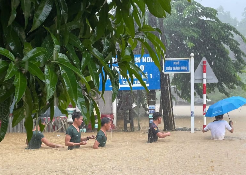 Mưa lớn tại Lào Cai khiến nhiều tuyến đường ngập sâu cả mét, người dân chật vật lội nước ngang người.
