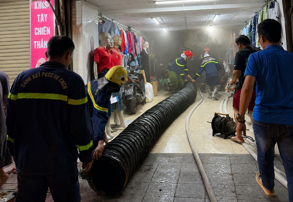 Cháy nhà ở phố Nguyễn Lương Bằng, Hà Nội, cảnh sát PCCC triển khai thiết bị thoát khói và giải cứu 4 người mắc kẹt.