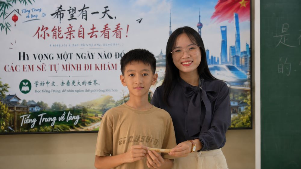Nguyễn Thị Huyền, cô gái từng bỏ đại học đi làm công nhân, trở về quê mở lớp tiếng Trung miễn phí, truyền cảm hứng học tập cho học sinh.