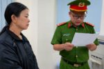Pha cồn không rõ nguồn gốc với nước lã thành rượu trắng để bán, người phụ nữ 52 tuổi bị khởi tố
