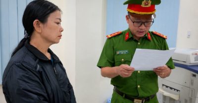 Pha cồn không rõ nguồn gốc với nước lã thành rượu trắng để bán, người phụ nữ 52 tuổi bị khởi tố
