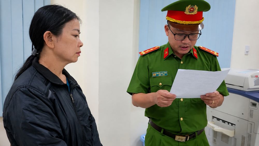Bà Lưu Thị Thủy bị khởi tố vì bị cáo buộc pha cồn không rõ nguồn gốc với nước lã thành rượu trắng để bán.