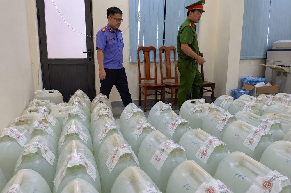 Hàng trăm can rượu do bà Lưu Thị Thủy pha từ cồn không rõ nguồn gốc và nước lã bị niêm phong sau khi công an kiểm tra.