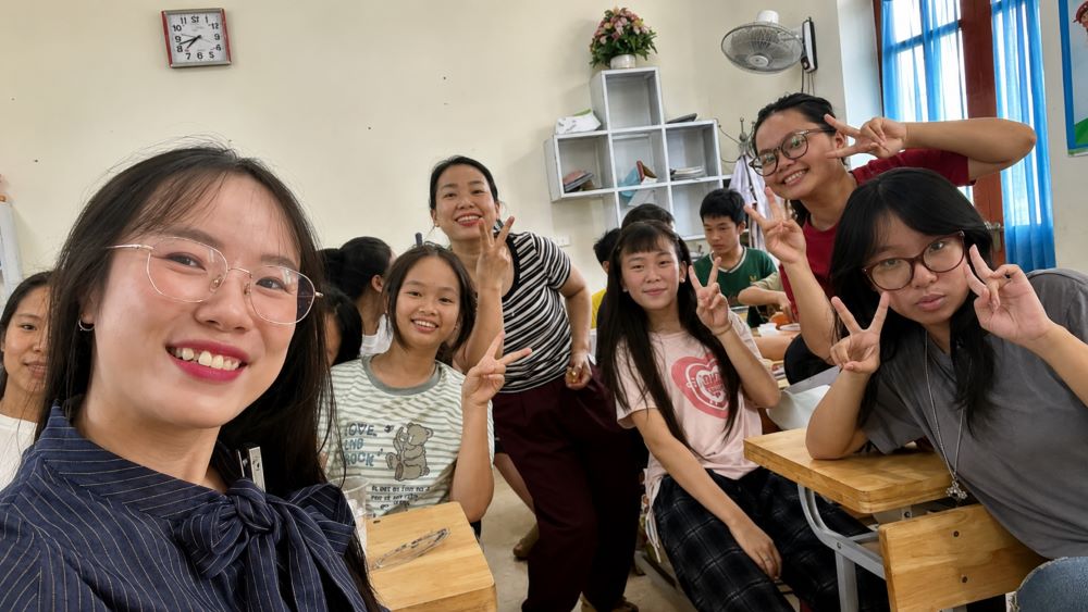 Nguyễn Thị Huyền trở về quê mở lớp tiếng Trung miễn phí, gần gũi với học sinh và truyền cảm hứng học tập qua hành trình vượt khó.