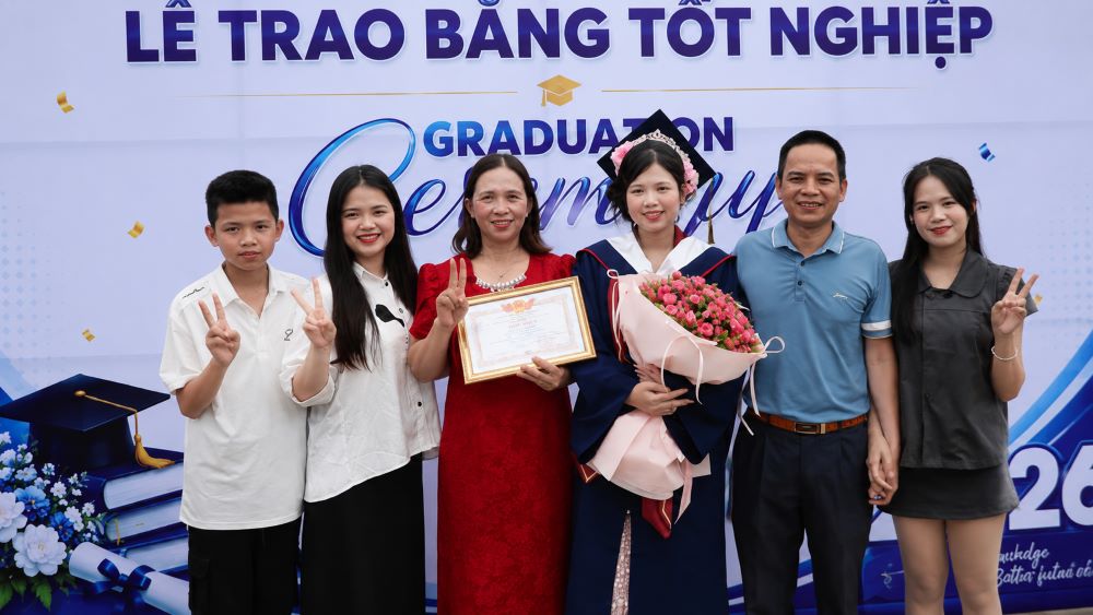  Ninh Thúy Hoa, nữ sinh nhổ lạc cây thuê, vượt khó tốt nghiệp thủ khoa với điểm 3,99/4,0, gần tuyệt đối.