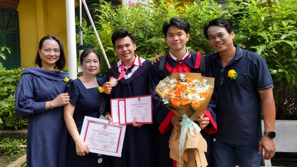 Đỗ Quốc Đạt, nam sinh đỗ ngành Y khoa, ghi dấu ngày tốt nghiệp THPT bên gia đình sau hành trình nỗ lực học tập và theo đuổi ước mơ.