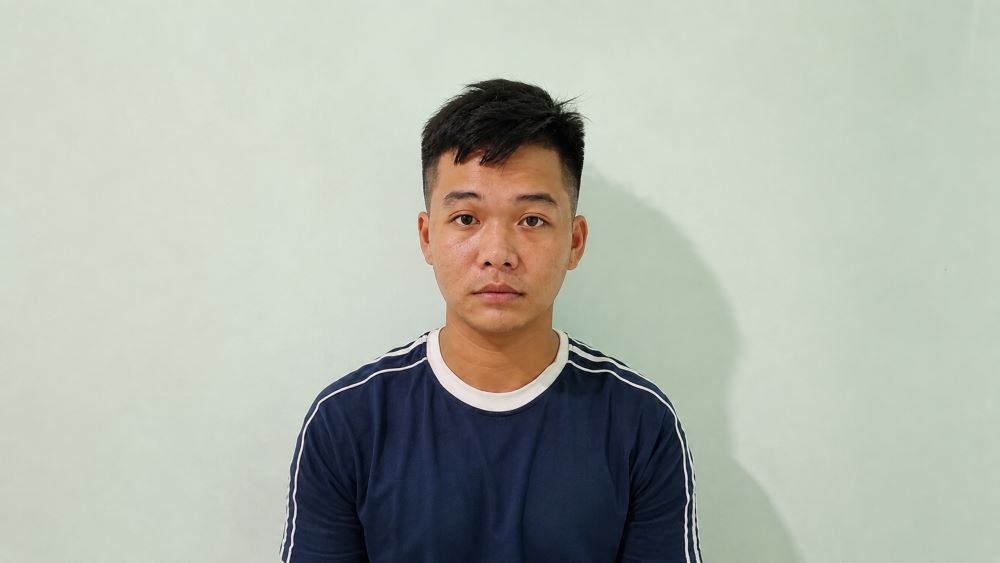 Lê Minh Quy, đối tượng bị truy nã đặc biệt, vừa bị lực lượng công an phát hiện và bắt giữ tại phường Rạch Giá sau thời gian lẩn trốn.