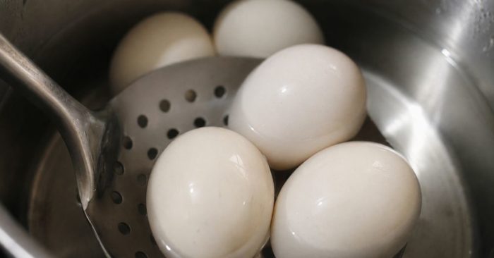Người cao tuổi nên ăn một quả trứng mỗi sáng để bổ sung protein, duy trì cơ bắp và hỗ trợ sức khỏe toàn diện. Khám phá lợi ích trong bài viết.