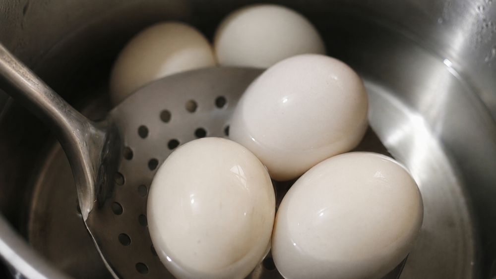 Người cao tuổi nên ăn một quả trứng mỗi sáng để bổ sung protein, duy trì cơ bắp và hỗ trợ sức khỏe toàn diện. Khám phá lợi ích trong bài viết.