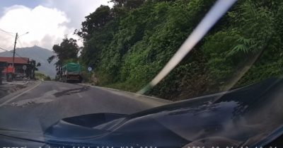 Xe tải đổ đèo vào cua tốc độ cao lật ngang tông xe ngược chiều