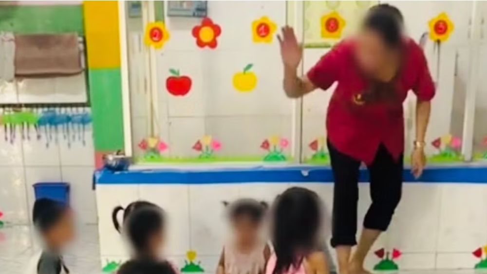 Bảo mẫu đánh vào đầu, bắn dây thun vào trẻ mầm non gây phẫn nộ. Diễn biến vụ việc và thông tin mới nhất khiến dư luận quan tâm.
