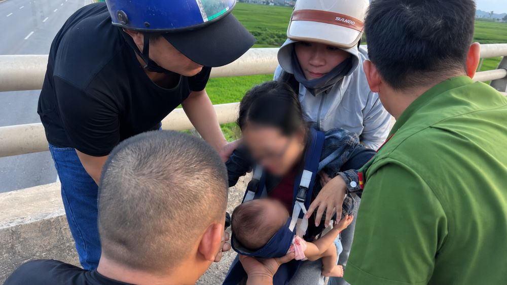 Kịp thời giải cứu người mẹ ôm con nhỏ định tự tử trên cầu, sau khi được mọi người động viên, thuyết phục.