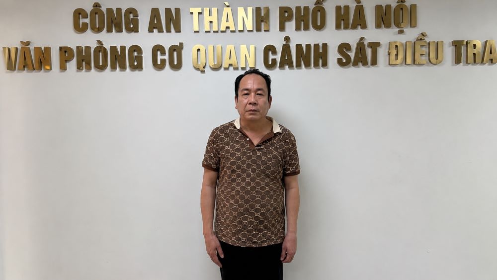 Nguyễn Quang Dũng giả danh Thiếu tướng quân đội, lừa đảo 4,4 tỷ đồng rồi bỏ trốn ra nước ngoài trước khi về Việt Nam đầu thú.