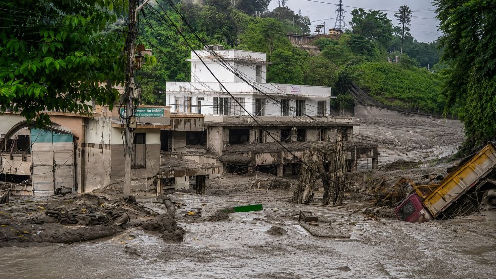 Lũ quét Nepal gây thảm họa nghiêm trọng tại biên giới Trung Quốc, khiến ít nhất 160 người chết và hàng trăm người mất tích.