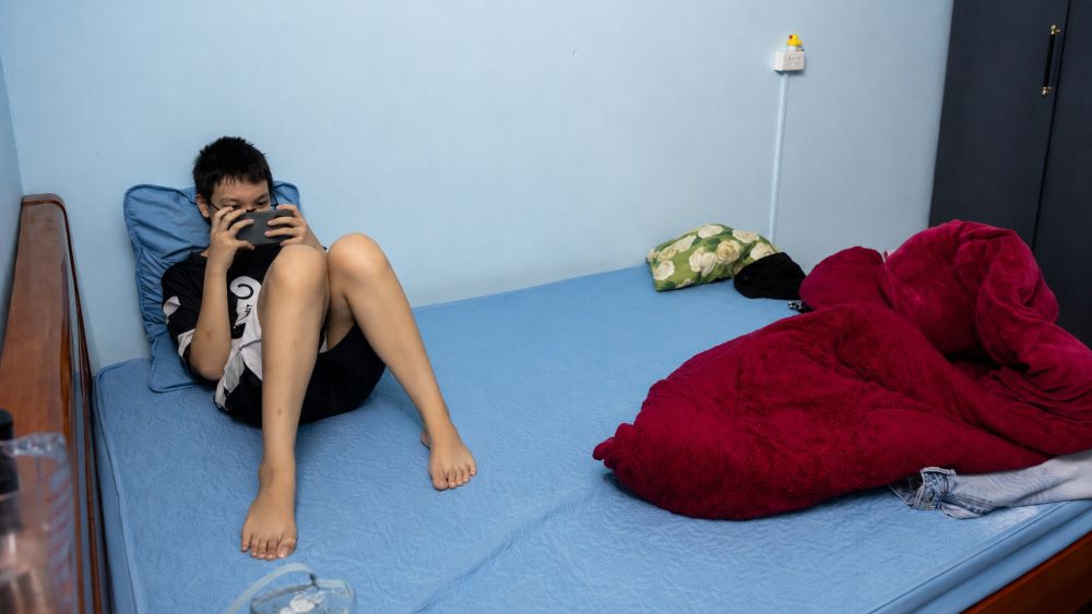 Cho con chơi điện thoại từ sớm có thể dẫn đến lệ thuộc thiết bị. Bài viết phân tích nguyên nhân và cách phụ huynh giúp con cân bằng sử dụng.