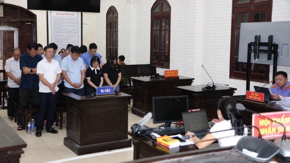 Cựu Phó Chủ tịch huyện cùng 11 thuộc cấp bị phạt tù trong vụ án liên quan đất đai. Diễn biến và mức án đáng chú ý tại phiên tòa.