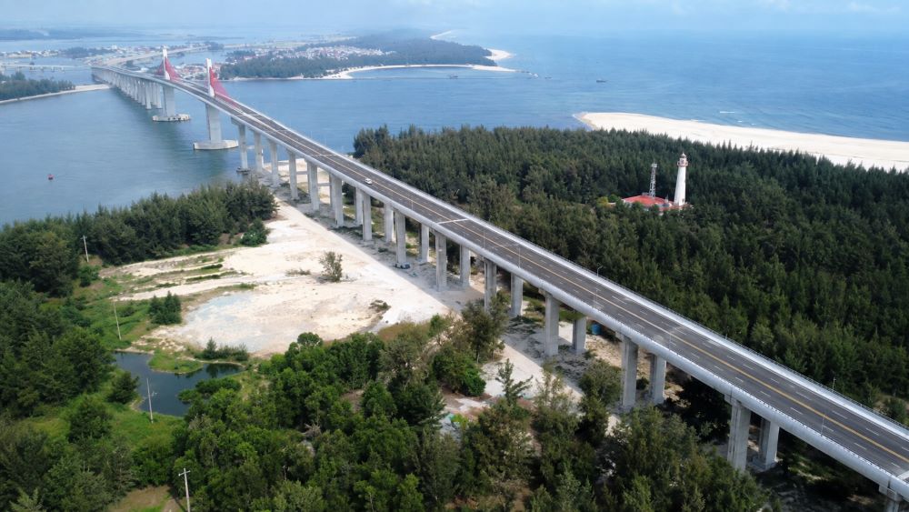 Cầu vượt cửa biển Thuận An trị giá 2.400 tỷ đồng đã thông xe kỹ thuật, TP. Huế đang lấy ý kiến đặt tên công trình.