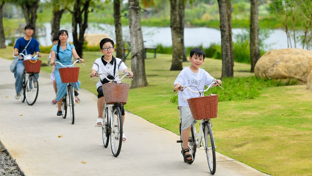 Không gian vận động giúp trẻ hình thành thói quen tích cực. Cùng khám phá cách tạo thêm cơ hội đi bộ, đạp xe và vui chơi cho trẻ.