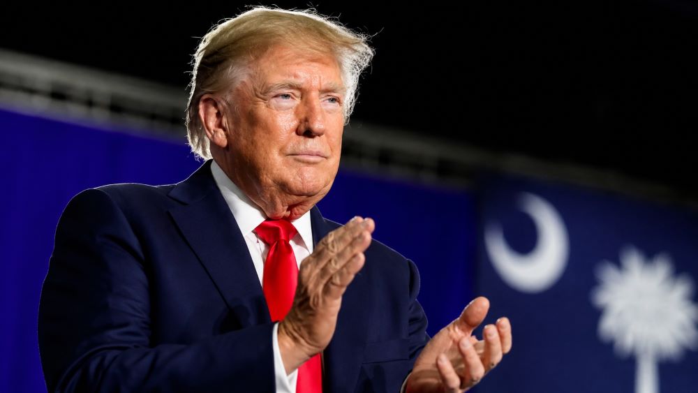 Donald Trump đối mặt sức ép khi chiến tranh thương mại với Canada bùng lên, đặt quan hệ giữa hai đồng minh thân thiết trước thử thách mới.