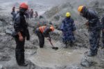 Sáu giờ trong đường hầm giữa dòng lũ dữ