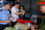 Người bán hàng thừa nhận rót nước lã vào vỏ chai nhãn hiệu nổi tiếng